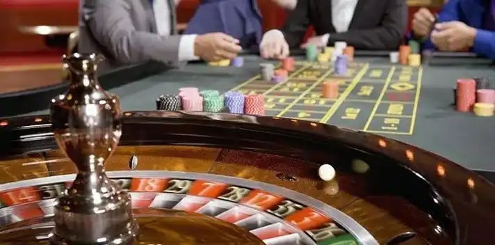Filipino player using filbet login app on mobile to access live casino games